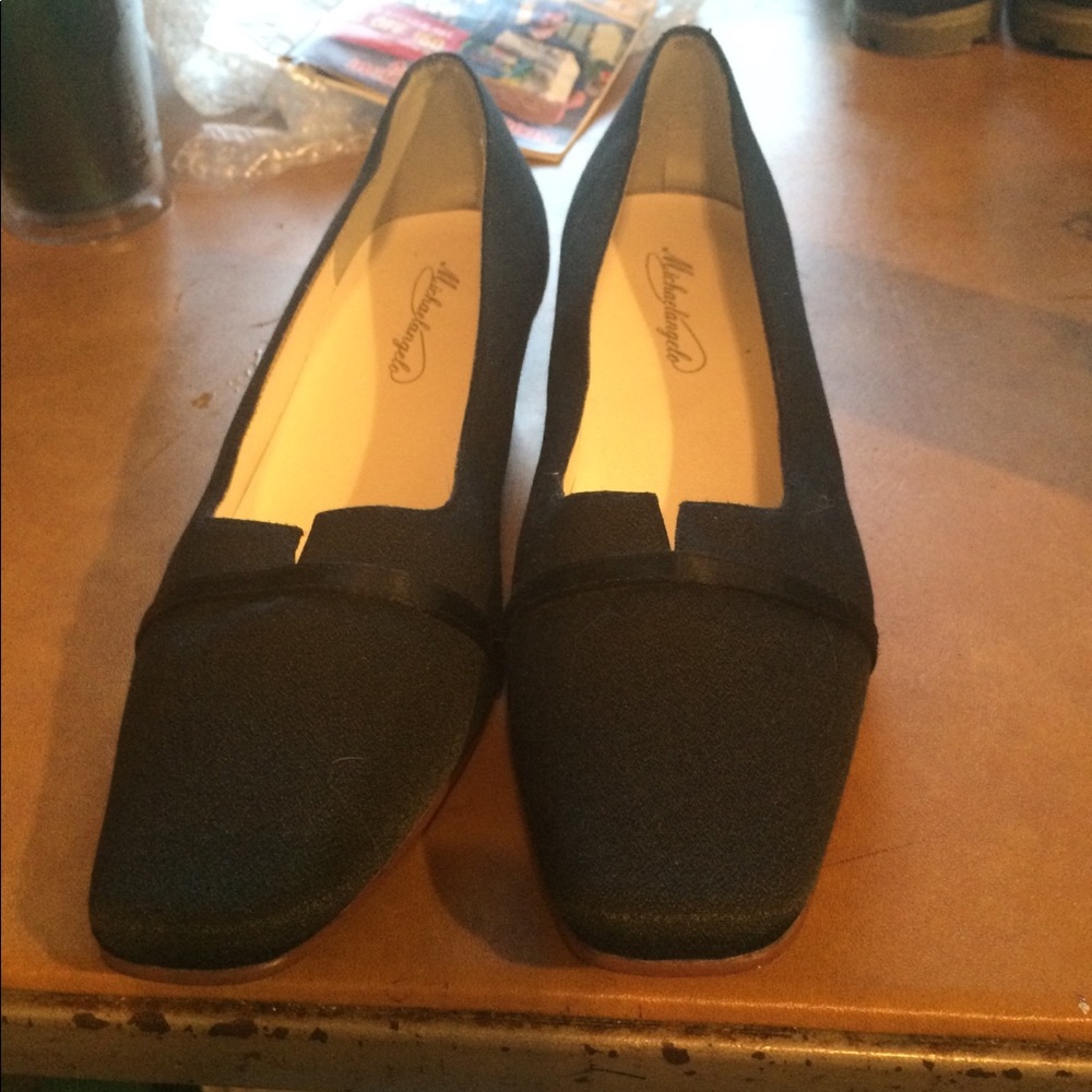 Black pumps